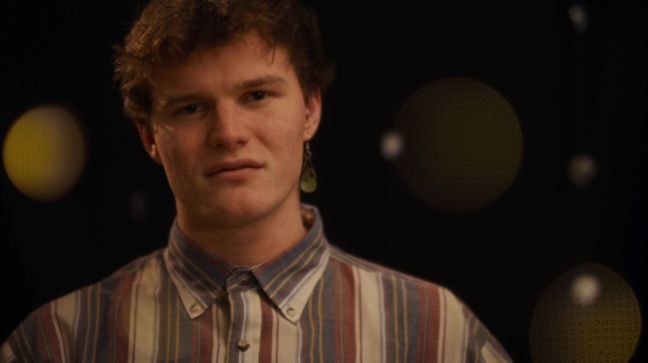 Frontal shot Jugendliche  dunkle Haare, kurz