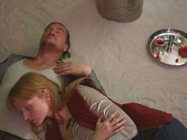 Kaisa liegt auf Kurt