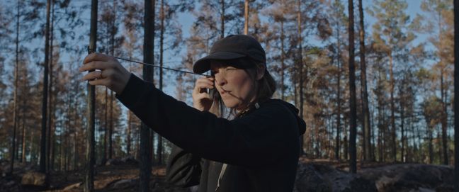 Frida Vermina Plathner (Brandschutzingenieurin) nimmt Messungen im schwedischen Wald vor