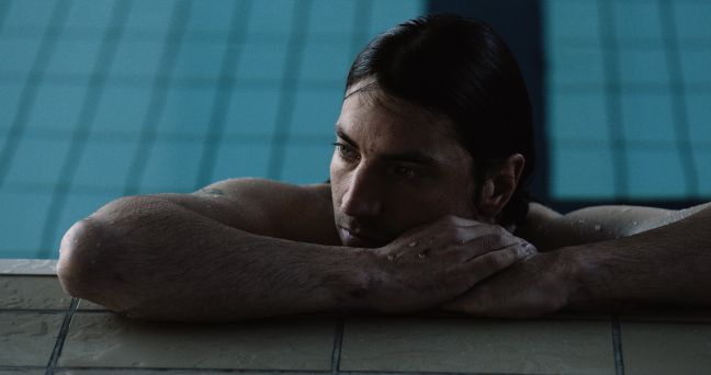Mann im Schwimmbad