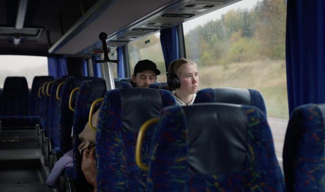 Tess im Bus auf dem Weg zum Larp