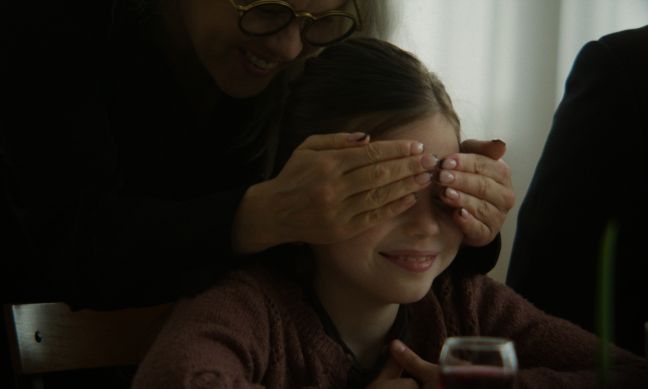 Familienfreundin überrascht Mare