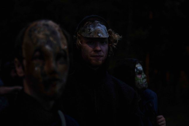 Jungs mit Masken aus Pappmaché