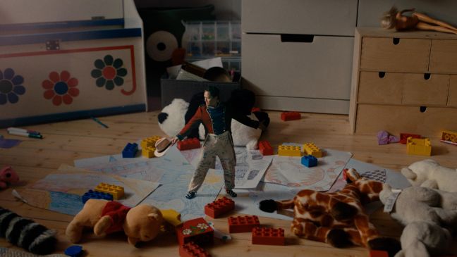 Rotenissen tanzt zwischen Spielzeug