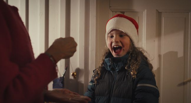 Edle mit Weihnachtsmütze freut sich