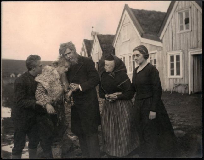Menschen vor den Häusern