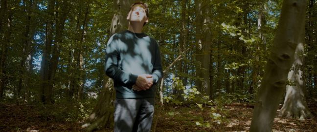 ein Mann genießt die Sonne im Wald