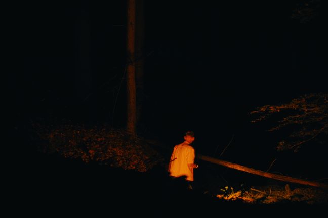 Jona im Dunkeln im Wald