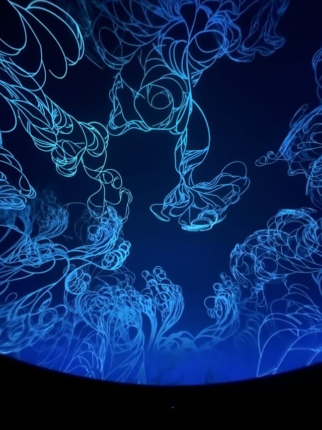 Blaue Linien wachsen auf der Leinwand