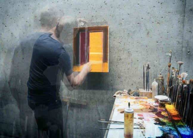 Robert Bosisio vor einer Leinwand