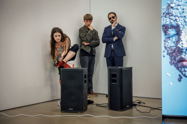 Rakel, Johannes und Markus posieren vor zwei Lautsprechern auf Tanzboden