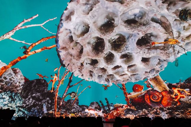 Wabenstruktur mit Insekten und Menschen