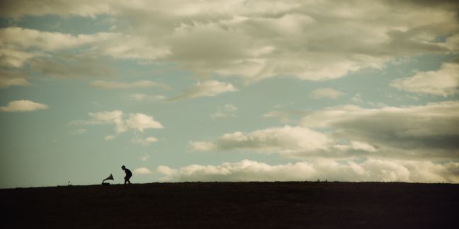 Kind mit Grammophon auf der Wiese