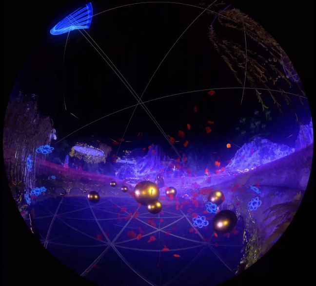 Goldene Kugeln und blaue Blüten fliegen durch einen blauen Raum, im Hintergrund Berge