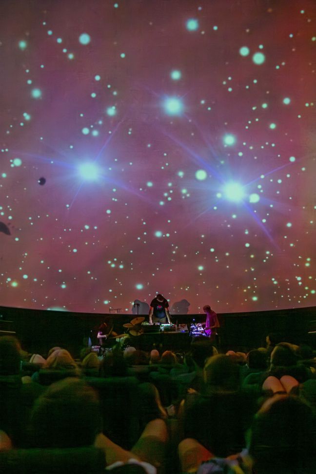 Saroos vor leuchtenden Sternen