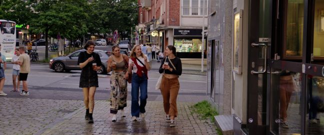 Frauengruppe trinken Bier auf der Straße und lachen