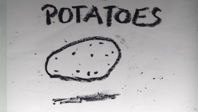 Eine simple Zeichnung einer Kartoffel mit Wachsmaler, darüber das Wort Potatoes
