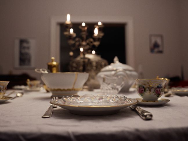Ein gedeckter Tisch mit Geschirr mit Goldrand