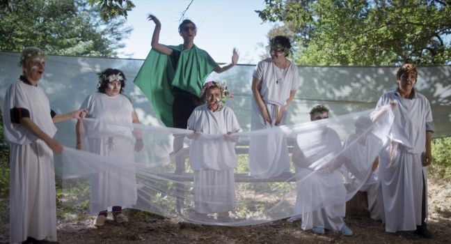 Bewohner des Strandzha Gebirges zelebrieren in weißen Gewändern