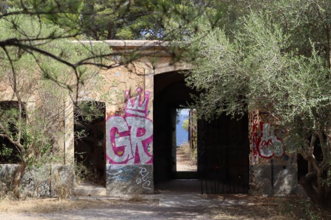 Eingang zur Militärfestung Illetes, im Hintergrund das Meer