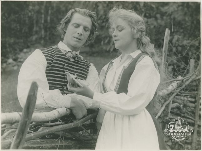 Synnøve und Thorbjörn betrachten eine Vogelfigur