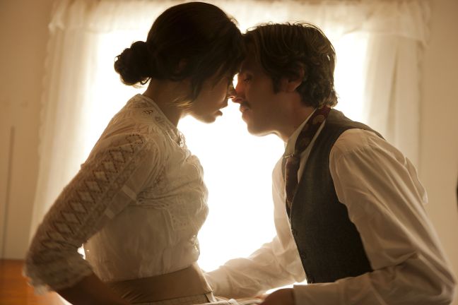 Marie und Hugo eng beieinander im Gegenlicht