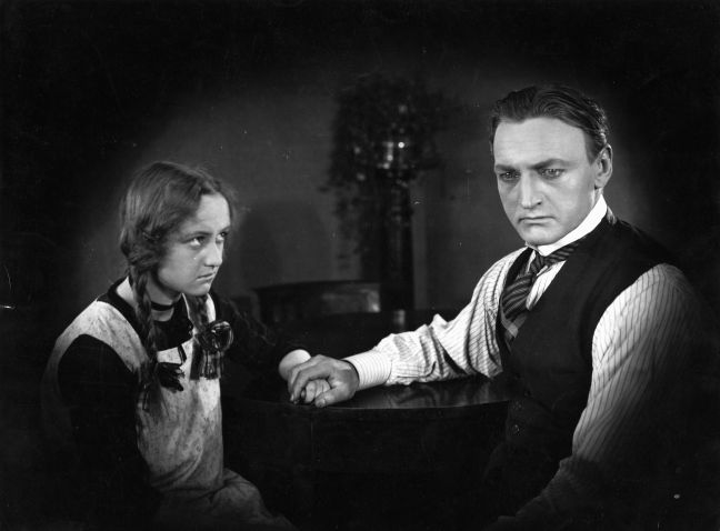 Viktor neben seiner Tochter blickt desillusioniert auf den Boden