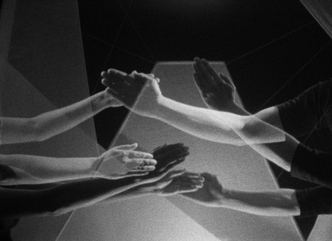 Paare von Händen vor geometrischen Formen