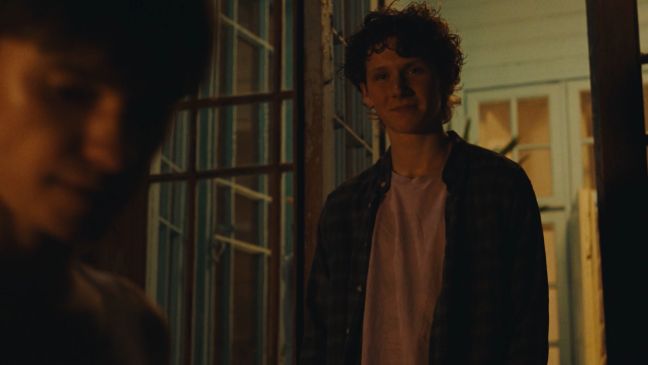 Adam blickt liebevoll auf Wiktor