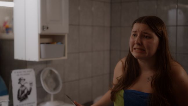 Ein verzweifeltes Mädchen im Bad