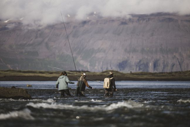 Protagonistinnen im Wasser beim Angeln