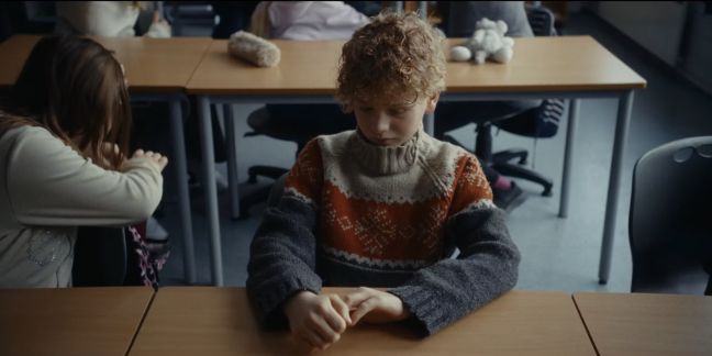 Theo schaut in der Schule nervös auf seine Hände