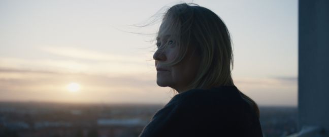 Camilla guckt in der Ferne