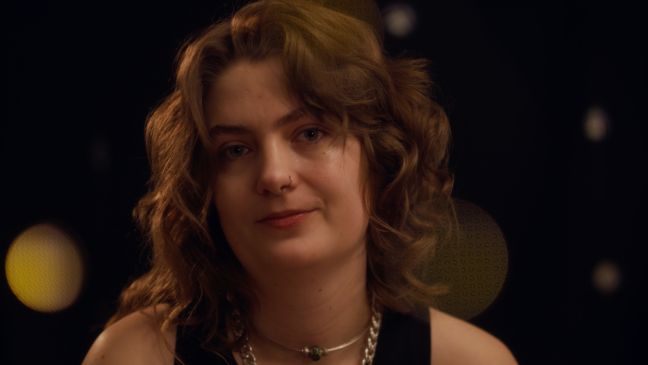 Frontal shot Jugendliche, dunkle Haare, piercing Nase (weib. gelesen)