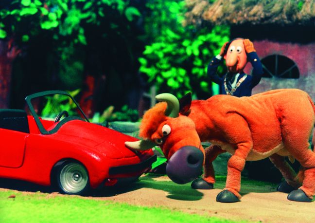 Berta attackiert ein Auto mit seinen Hörnern