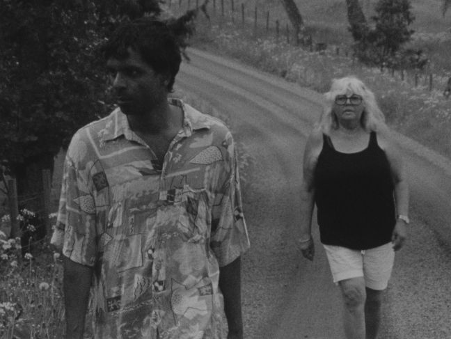 John Holm (Alf), Anita Holm (Monica) auf der Straße