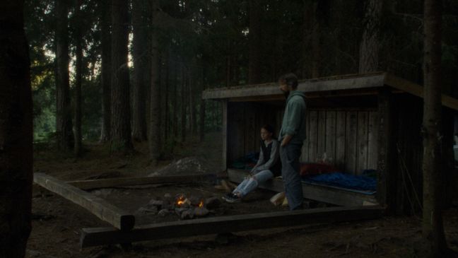 Lise und Olof am Lagerfeuer