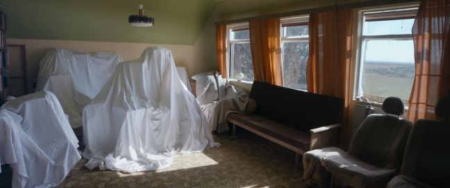 ein Zimmer mit in weißen Tüchern gehüllte Gegenstände