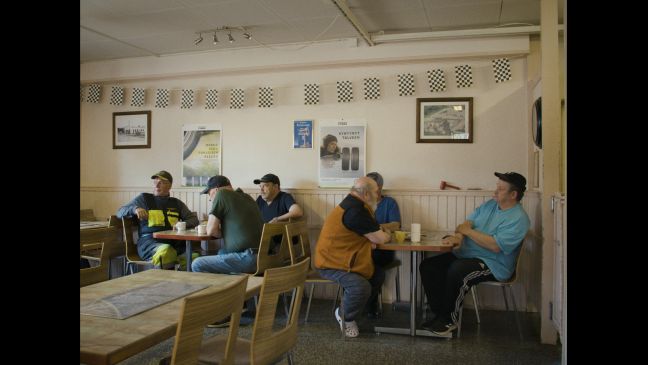 Männer sitzen in einer Bar