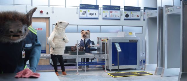 Schaf in der Security bei Marder, im Vordergrund Reinigungskraft Fledermaus