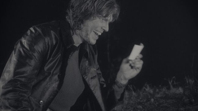 Mann findet einen Bingozettel