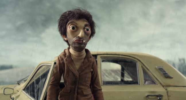 Cynosephaly mit Zigarette im Mund steigt im Regen aus seinem Auto