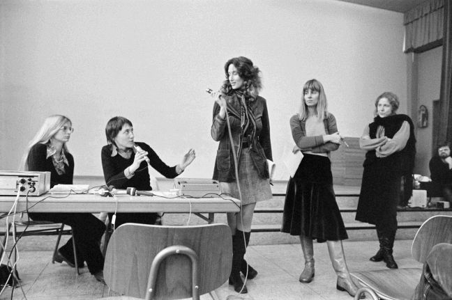 Vibeke Løkkeberg  und weitere Frauen bei einem Vortrag