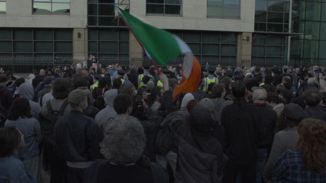 Proteste für und gegen das Camp, in der Bildmitte eine Irland-Flagge