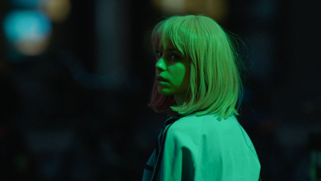 Esther im grünen Licht der Ampel