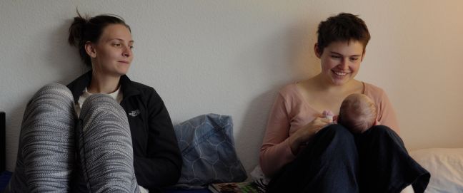 Kati, Hannah und Baby stehen auf dem Bett