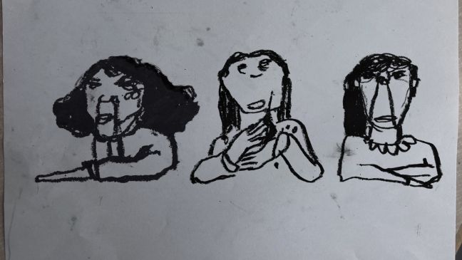 Drei Frauen, lehnen über den Zaun und schauen