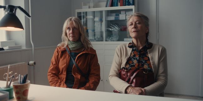 Martha und Tina im Arztsprechzimmer