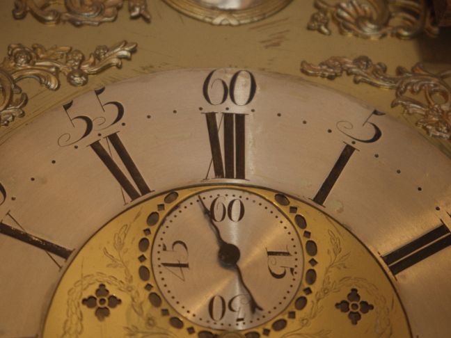 Nahaufnahme des Ziffernblattes einer historischen Uhr