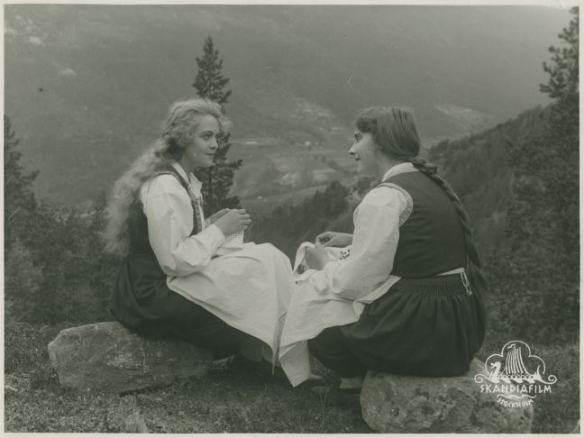 Synnøve und Freundin sticken auf der Wiese